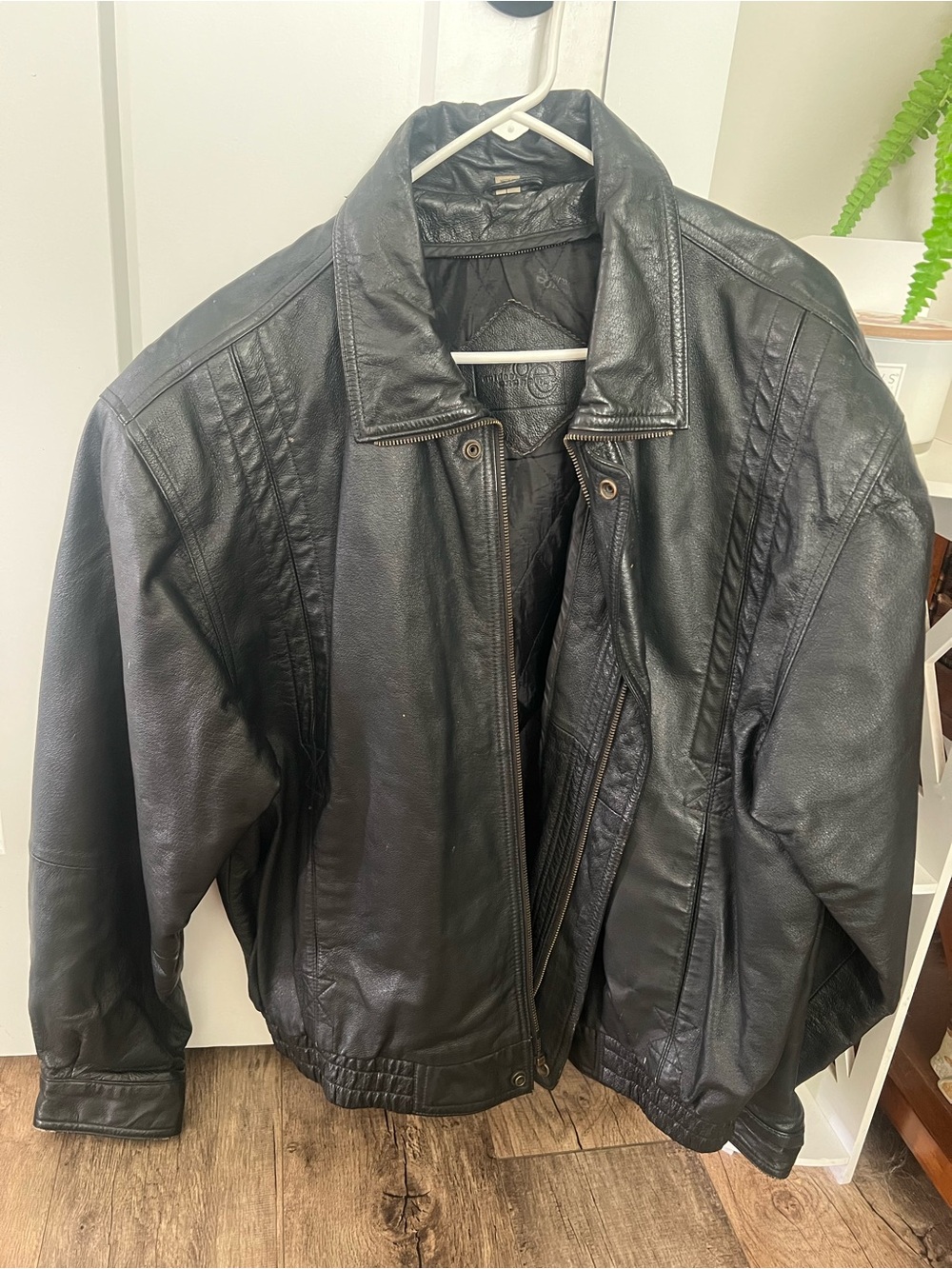 Men's Black Leather Vintage Bomber Jacket - Classic Zip Front